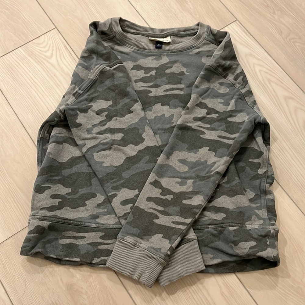 Size XS Universal Thread Sweater